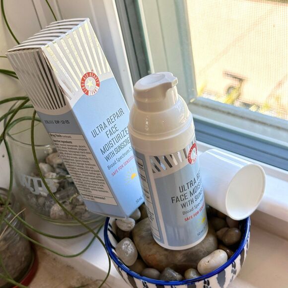 First Aid Beauty Ultra Repair Face Moisturizer + Sunscreen Broad Spectrum SPF 30 - Picture 8 of 12